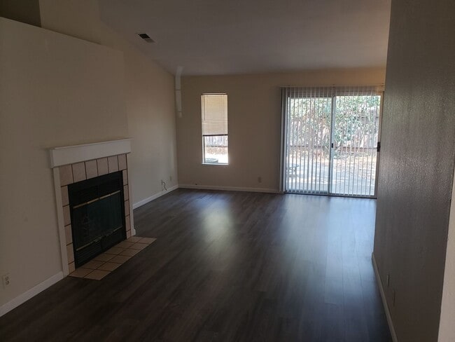 Building Photo - 3 Bedroom close to PV High School