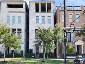 Building Photo - 1009 St Charles St