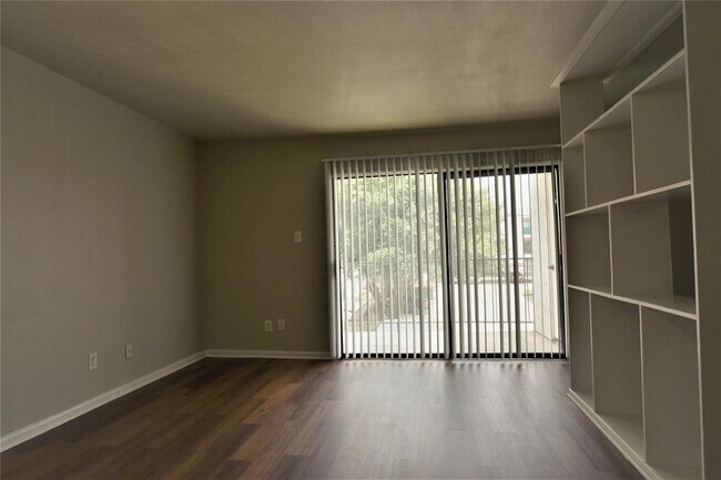 Building Photo - 2824 S Bartell Dr