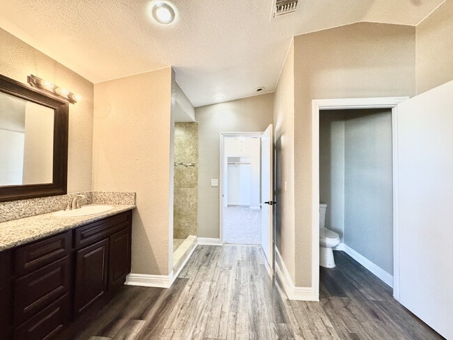 Building Photo - Spacious 4BD/3BA Pool Home with Dual Prima...