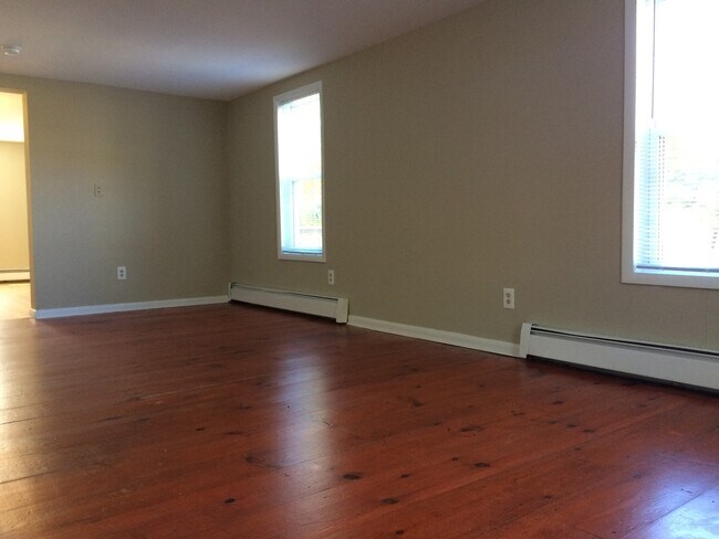 Building Photo - AVAILABLE NOW! Economical home with wood floors, Palisades Schools, laundry, gas heat