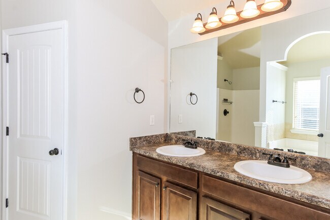 Building Photo - Stunning 5 Bedroom Home in Grovetown, GA