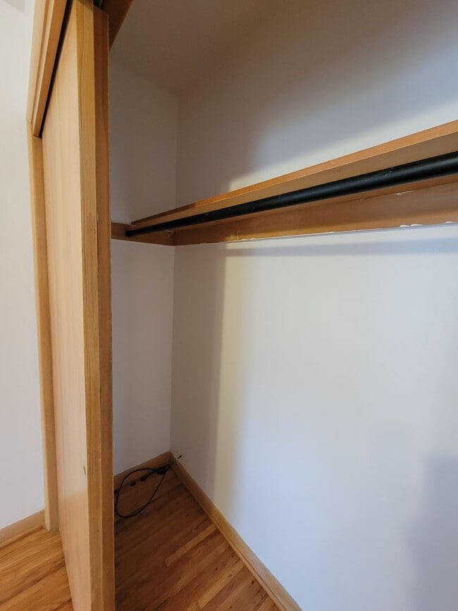 Building Photo - Great Home in quiet Waterloo Neighborhood