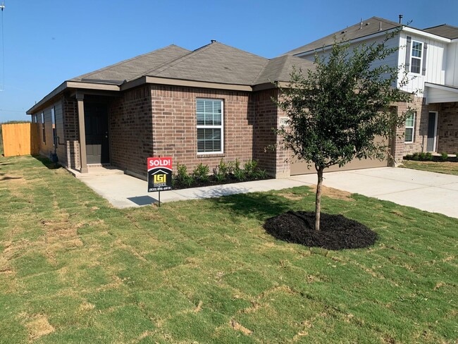 Building Photo - 4 bedroom, 2 bath home in the Preserves of...