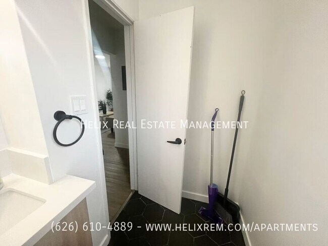 Building Photo - 523 E Live Oak Ave