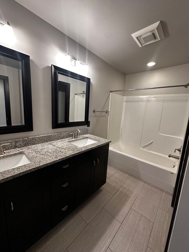 Building Photo - Gorgeous modern 5 bedroom - Minutes from MSU!