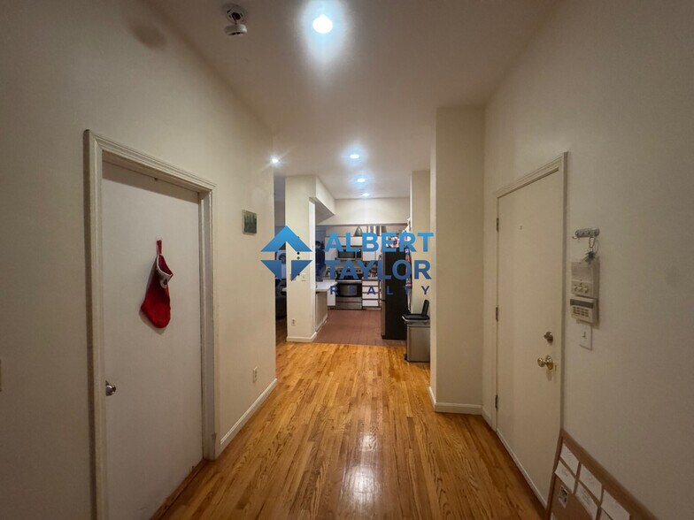 Building Photo - 440 Park Dr