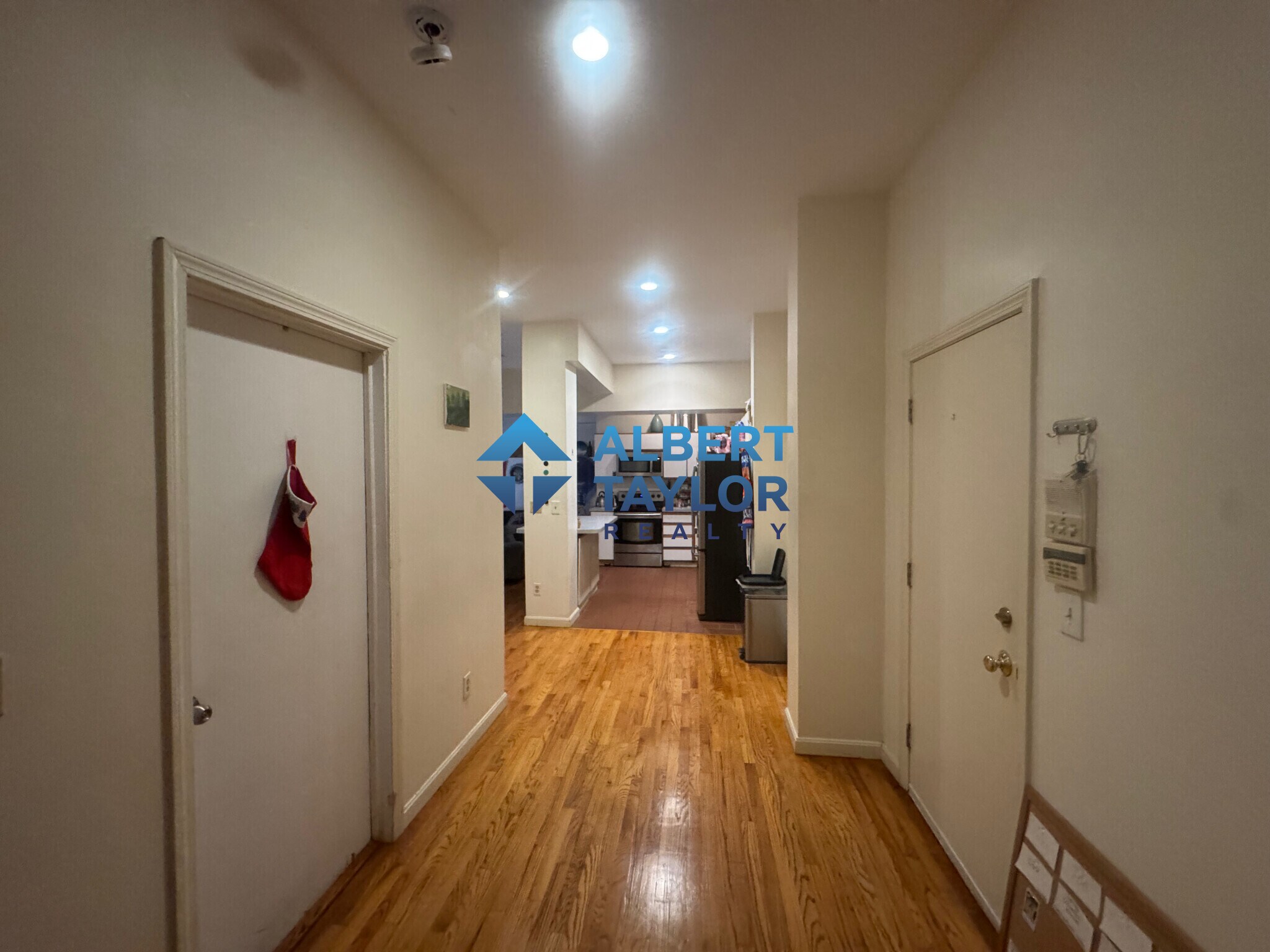 Building Photo - 440 Park Dr
