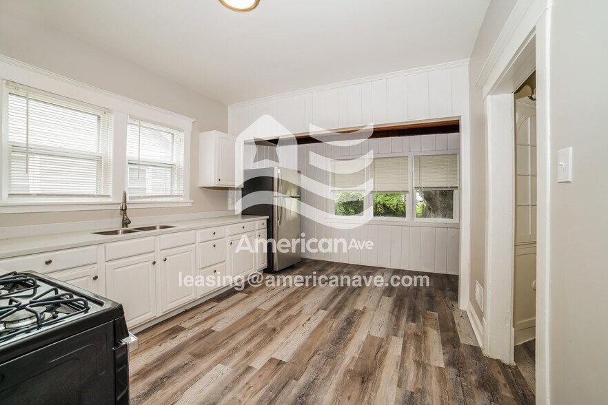 Building Photo - 2140 N Maryland Ave