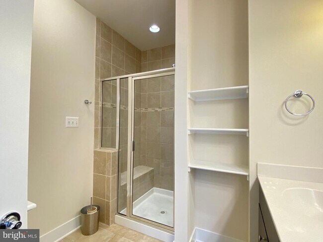 Building Photo - 924 King Farm Blvd