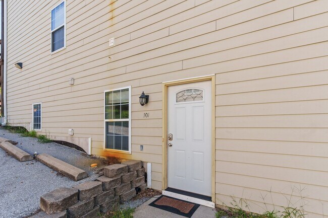 Building Photo - 3BR/2BA ON EAST CAMPUS!