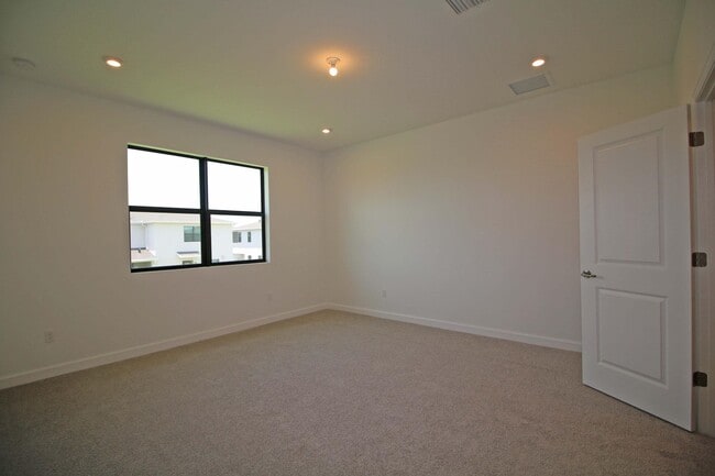 Building Photo - 14050 SW Thorens Dr