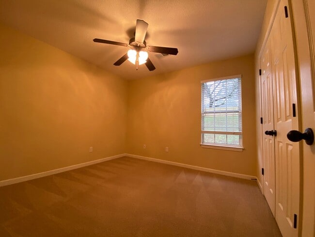 Building Photo - CUTE 3 BED 2 BATH HOME IN SPRING LAKE SUBDIVISION!!