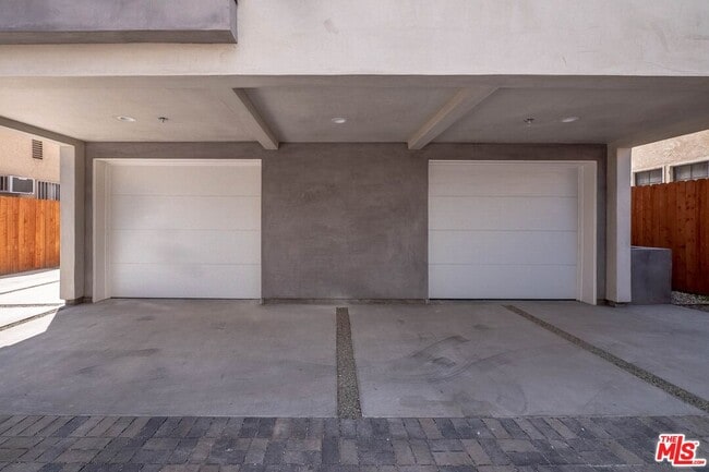 Building Photo - 758 N Ridgewood Pl