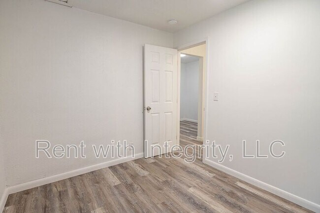 Building Photo - 1118 Louise Dr