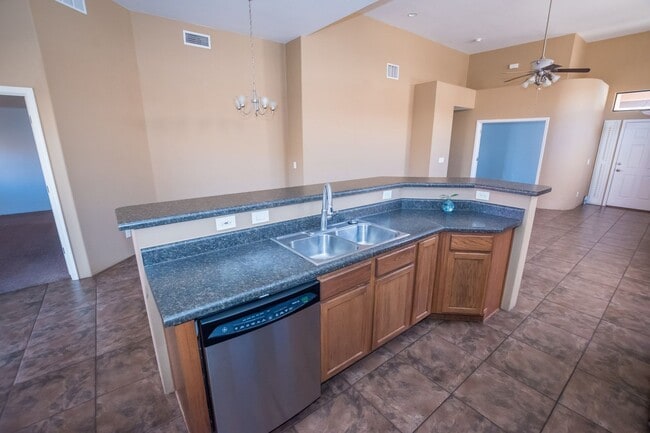 Building Photo - 3 Bedroom, 2 Bath Sante Fe, 2 Car Garage, ...