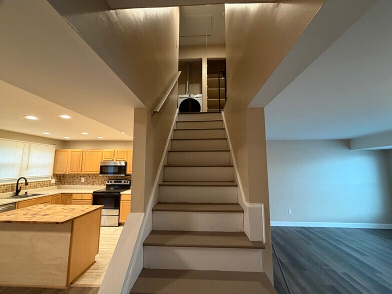 Building Photo - 10813 Daisy Ct