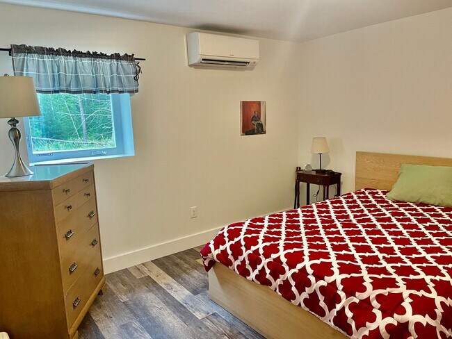 Building Photo - New 3 bed, 3 bath house with in law apt on...