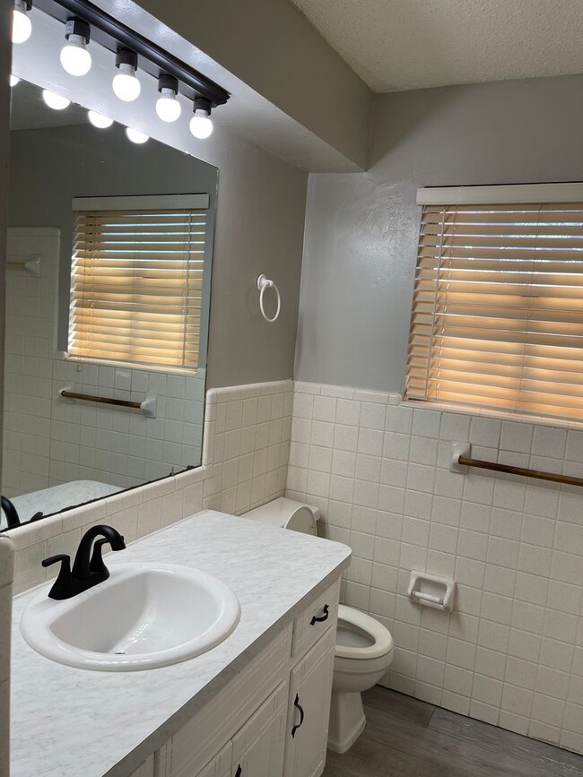 Building Photo - 3 bed room home for rent in Moore!  2 baths, 2 car garage with fenced yard near Santa Fe and SW 4...