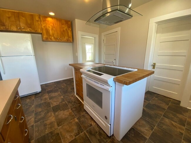 Building Photo - 2 Bed, 1 Bath House with Laundry Across fr...