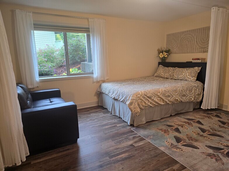 Bedroom - 320 NE Wisteria Way