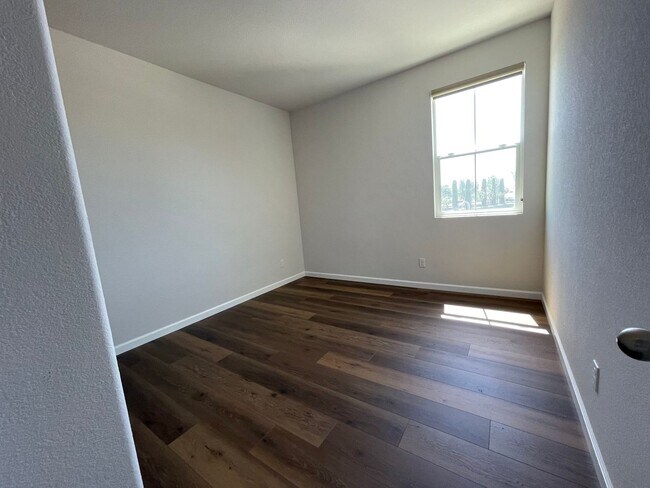 Building Photo - 427 Avignon Way