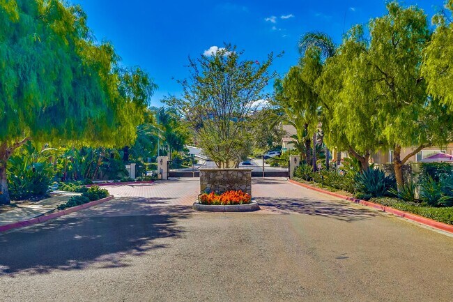 Building Photo - Beautiful 4 bedroom, 4.5 bathroom Home in the Varadero Community