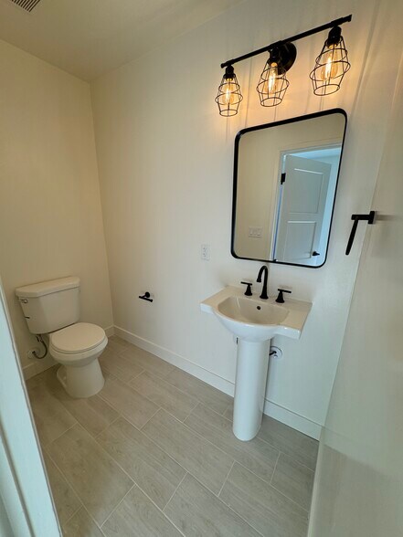 Building Photo - 10434 Baird Ave