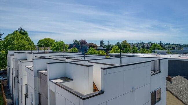 Building Photo - Sweet Ultra-Modern Air-Conditioned West Se...