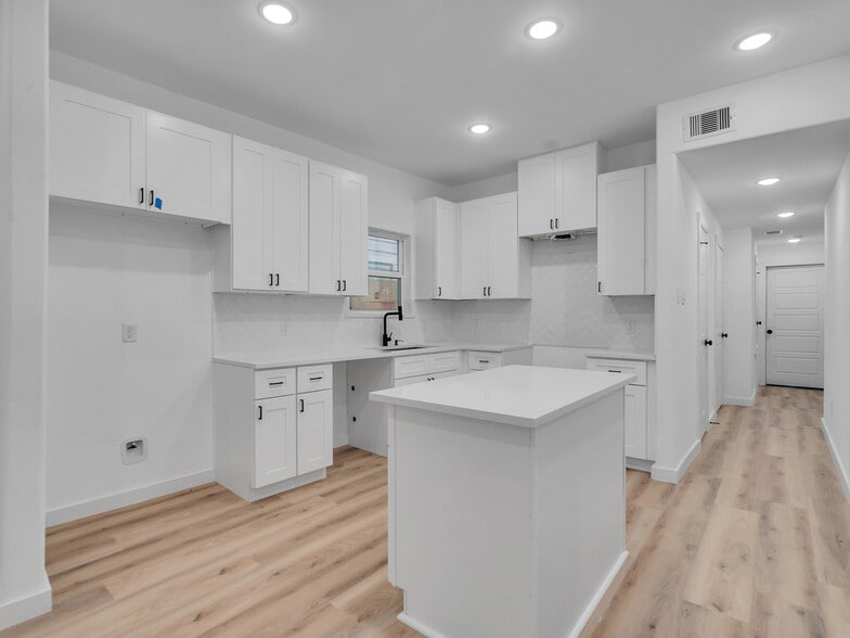 Building Photo - 9410 Firnat St