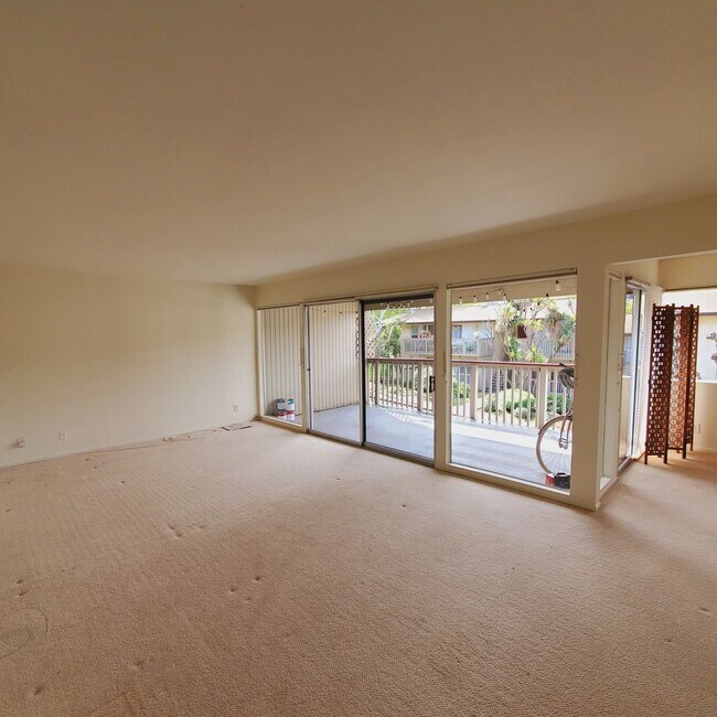 Building Photo - Pinole Crest 2 bedroom/2 bath Condo ~Light...
