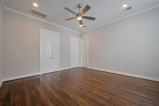 Building Photo - 5837 E Post Oak Ln