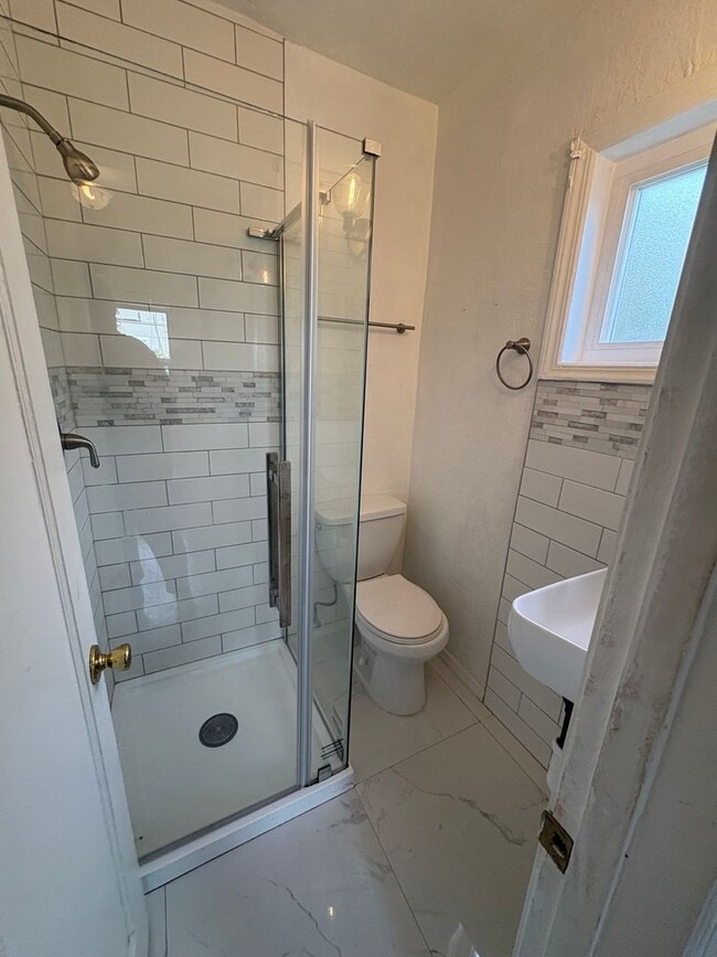Building Photo - Fully Renovated 3 bed, 2 bath Home