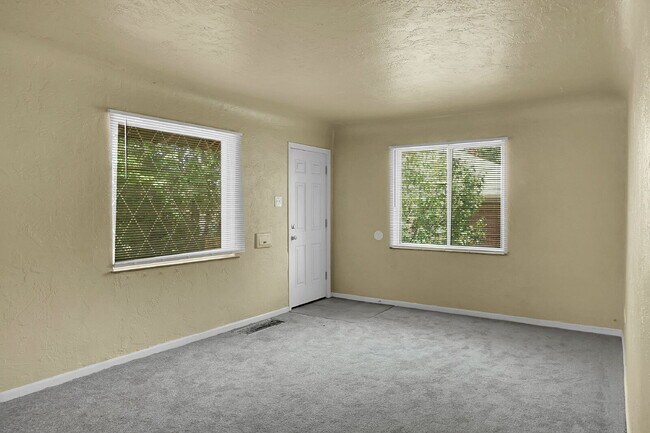 Building Photo - $2,595.00 - 3 Beds, 2 Bath, Duplex in Denv...