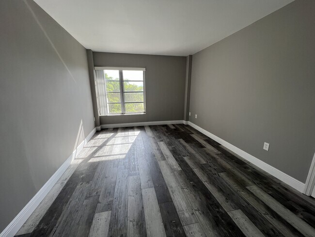 Building Photo - 4158 Inverrary Dr