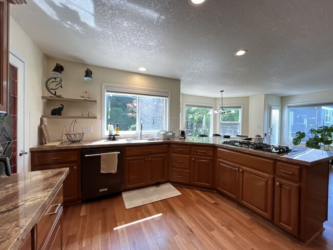 Building Photo - Stunning Bull Mountain Home with Gourmet Kitchen & Luxurious Primary Suite Retreat