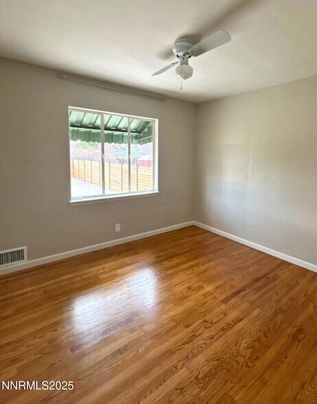 Building Photo - 320 W Plumb Ln