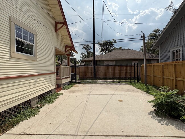 Building Photo - 404 E 29th St