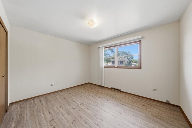 Building Photo - 4050 Violet Ln