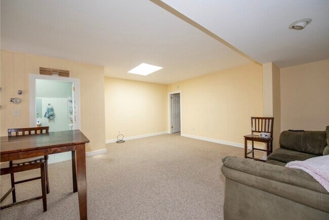 Building Photo - 58 Hollis St