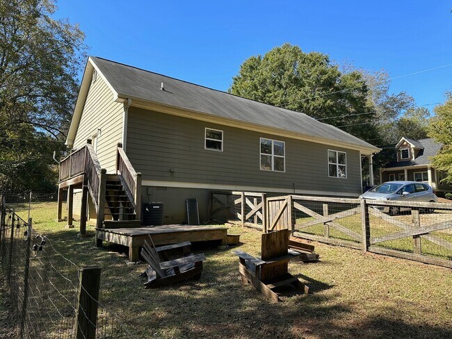 Building Photo - New Town Cottage Avaiable for August 2026