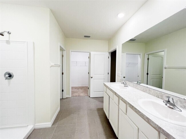 Building Photo - 16336 Little Garden Dr