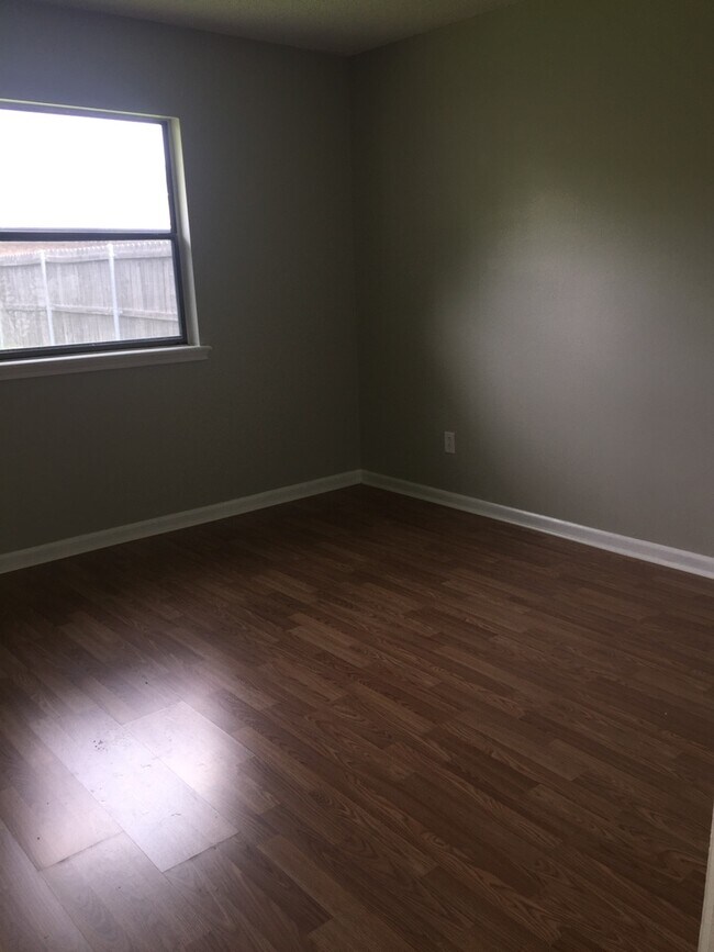 Building Photo - CUTE 3 BEDROOM 2 BATH! WITH A LARGE BACK YARD!