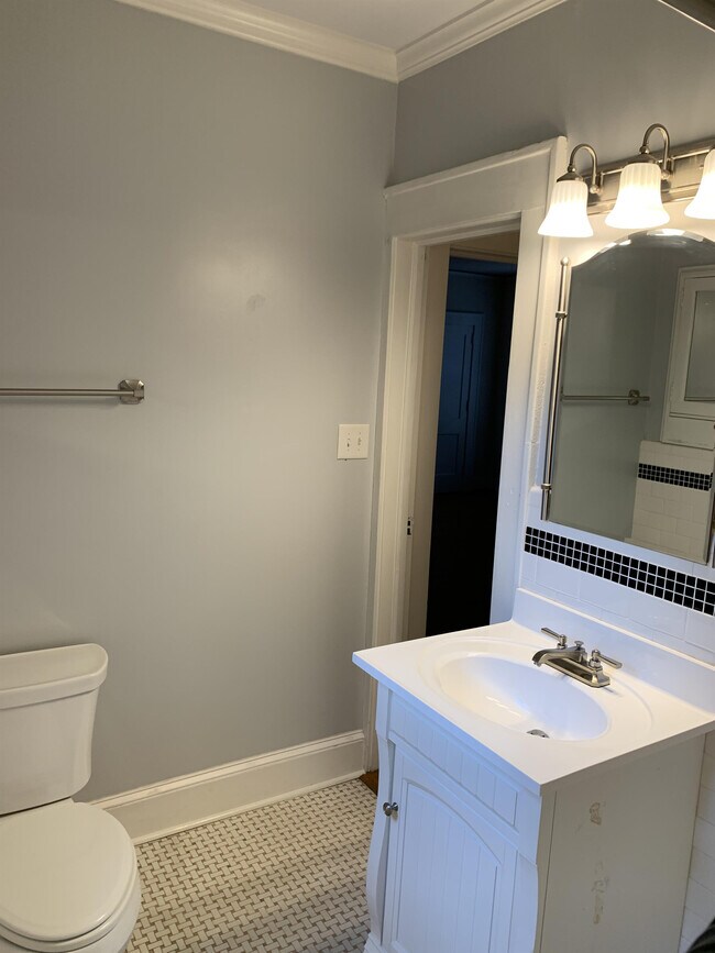 Building Photo - 811 Bromley Rd