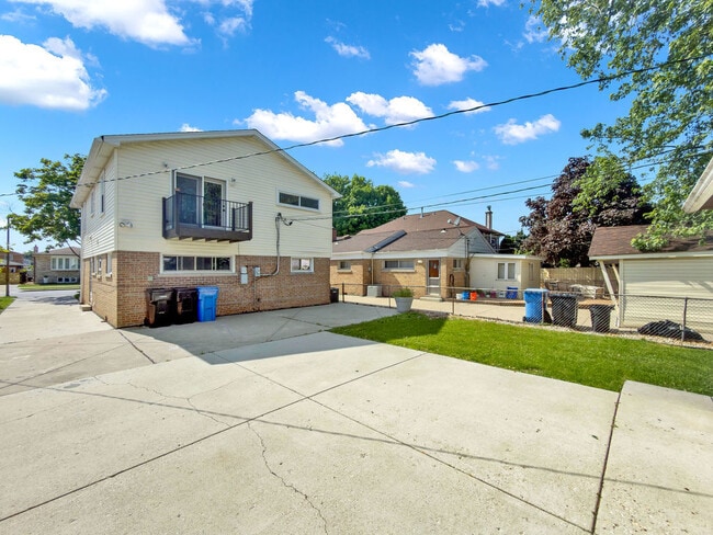 Building Photo - 5845 S Sayre Ave