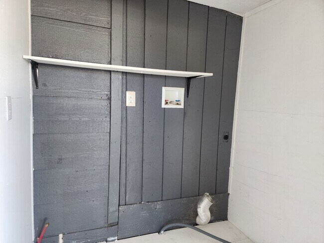 Building Photo - Beautiful 3 Bedroom with additonal 4th bedroom! Larg fenced front & backyard!!