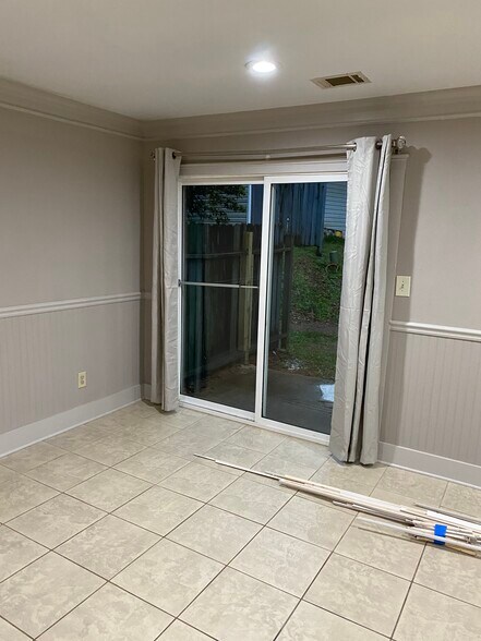 Building Photo - 303 Country Club Dr