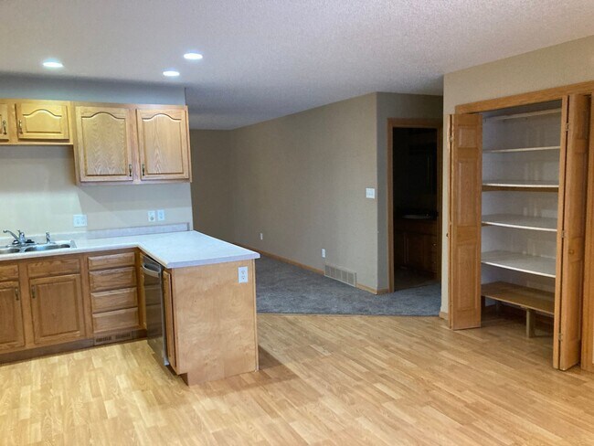 Building Photo - 2 Bed 2 Bath Twinhome with double attached garage SORRY NO PETS!!
