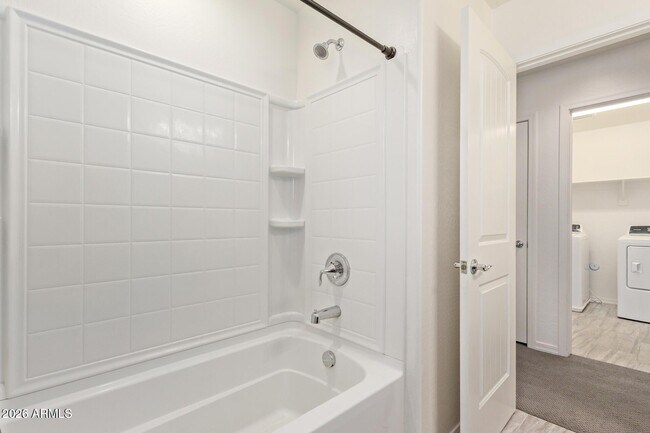 Building Photo - 905 S Canal Dr