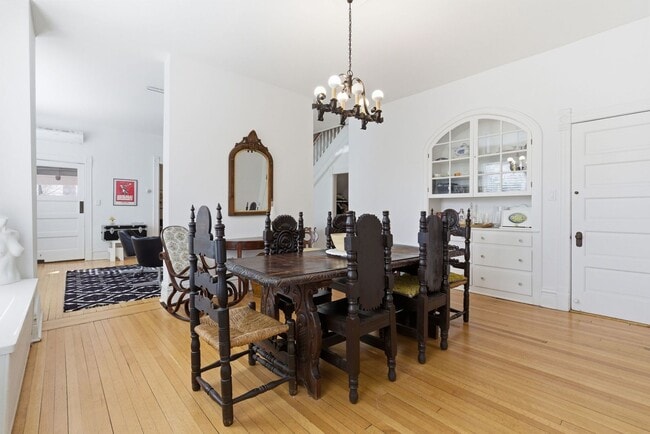 Building Photo - 2001 Orrington Ave